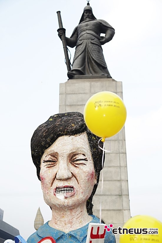 [포토] 이순신 장군 동상 아래, 박근혜 대통령 흉상 