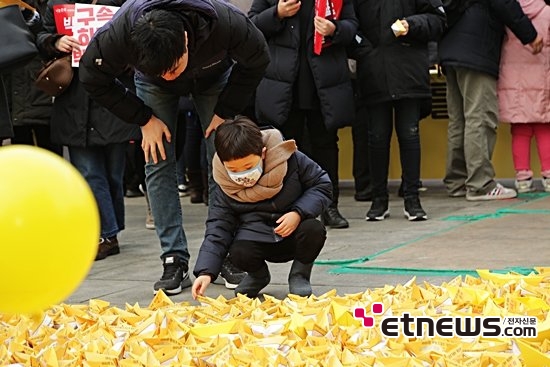 [포토] 고사리 손으로 접은 종이배가 하나가 세월호 큰 배로 