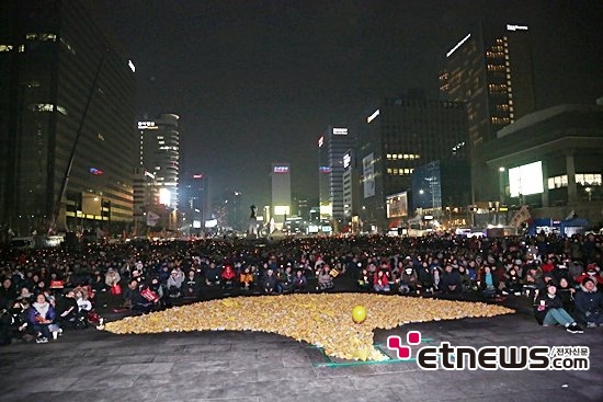 [포토] 송박영신 촛불집회, 늦은 시간까지 광장을 가득 메운 시민들 