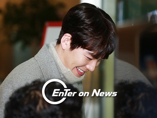 [ON포토] 김우빈, ‘수줍은 미소 지으며~’