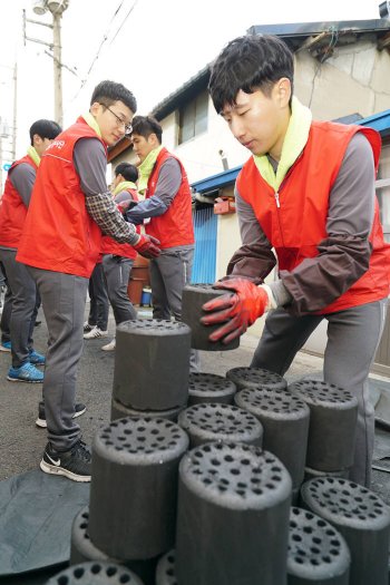 2017년 KT그룹 신입사원이 부산시 동구 소재의 매축지 마을에서 독거노인, 장애인 가정, 차상위 계층을 위한 새해맞이 `사랑의 연탄 나눔` 봉사 활동을 진행했다.