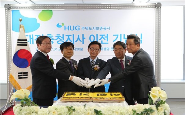 (왼쪽부터)HUG 손종철 금융사업본부장, 정병익 대전충청지사장, 김선덕 사장, 주택건설협회 충남도회 전문수 회장, 충북도회 김영세 회장. 사진=HUG