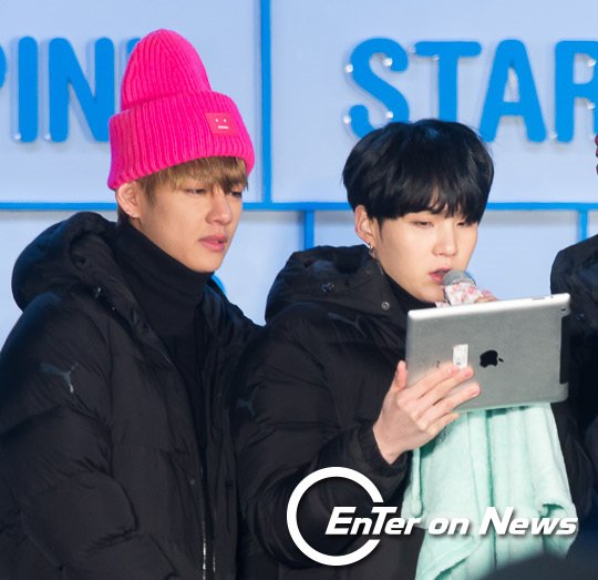 [ON포토] 방탄소년단 뷔-슈가, '아이패드 들고 실시간 체크중'