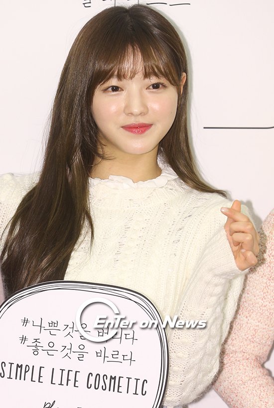 [ON포토] 오마이걸 유아, ‘삼촌팬 녹이네~’