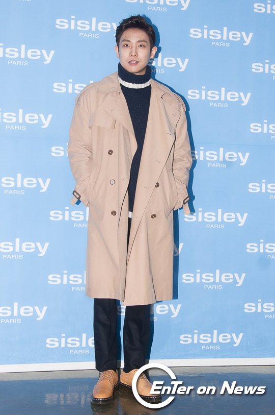 [ON포토] 이준, '트렌치 코트입고 남신으로 변신'