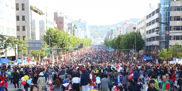 서리풀 페스티벌은 개최 첫 해에는 17만명이 참석한 데 이어 작년에는 25만명이 참석해 단 시일내에 대한민국 최고의 축제로 빠르게 자리 잡아가고 있다. 