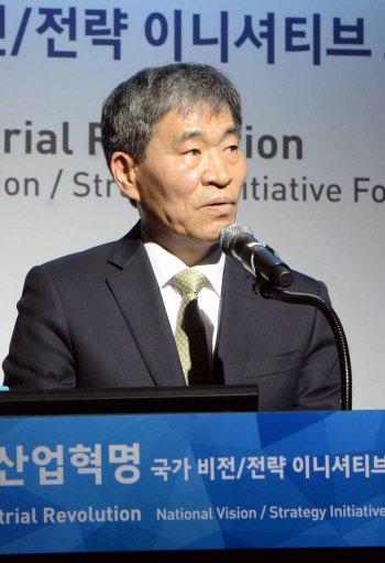 [4차 산업혁명, 한국이 갈 길은]권오경 공학한림원 회장 “공과대학을 산학 클러스터·창업 전진기지로”