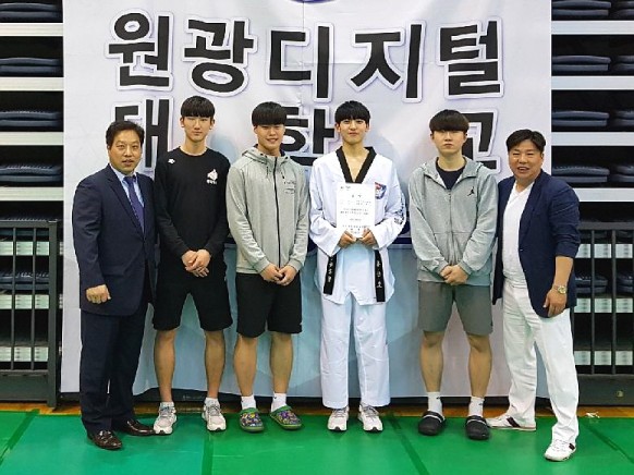 하계 유니버시아드 파견 국가대표 선발대회에 출전한 원광디지털대학교 태권도경호학과 학생들(가운데 정찬호 학생). 사진=원광디지털대학교. 