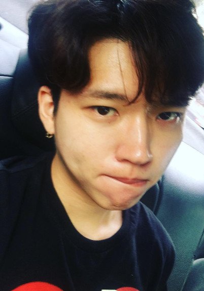 인피니트 남우현, 오랜만에 근황셀카 “냠”