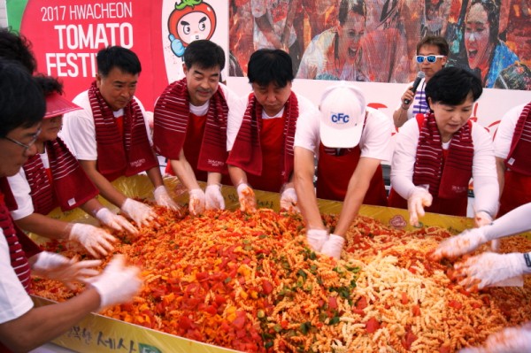 행사관계자들이 오뚜기가 준비한 1000인분의 파스타를 만들고 있다. 사진=오뚜기.