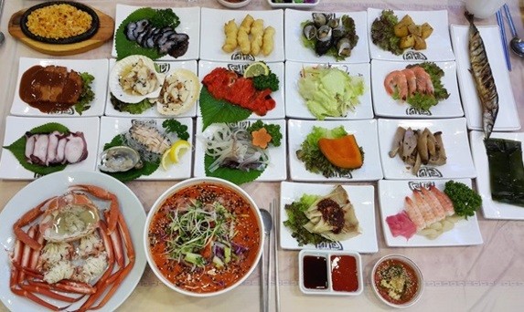 [전국맛집로드] 속초 ‘왕건 횟집’ 싱싱한 자연산 활어회와 해산물 스끼다시로 유명한 맛집