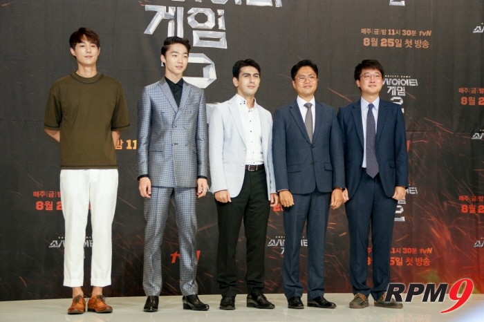 (좌측부터) 학진·유리·알파고·김광진·이준석 등의 출연자가 tvN '소사이어티 게임 2' 제작발표회 간 포토타임에 응하고 있다. (사진=박동선 기자)
