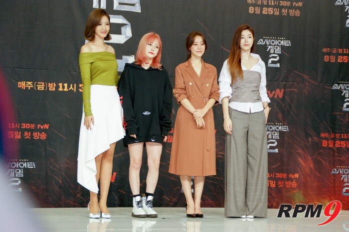(좌측부터)정인영·캐스퍼·고우리·유승옥 등의 출연자가 tvN '소사이어티 게임 2' 제작발표회 간 포토타임에 응하고 있다. (사진=박동선 기자)