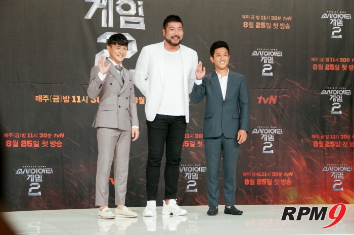 (좌측부터)권민석·박광재·조준호 등의 출연자가 tvN '소사이어티 게임 2' 제작발표회 간 포토타임에 응하고 있다. (사진=박동선 기자)