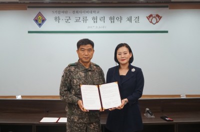 경희사이버대학교 김혜영 입학관리처장(오른쪽)과 제5기갑여단 오성대 여단장이 협약을 체결한 후 기념사진을 촬영했다. 사진=경희사이버대학교. 