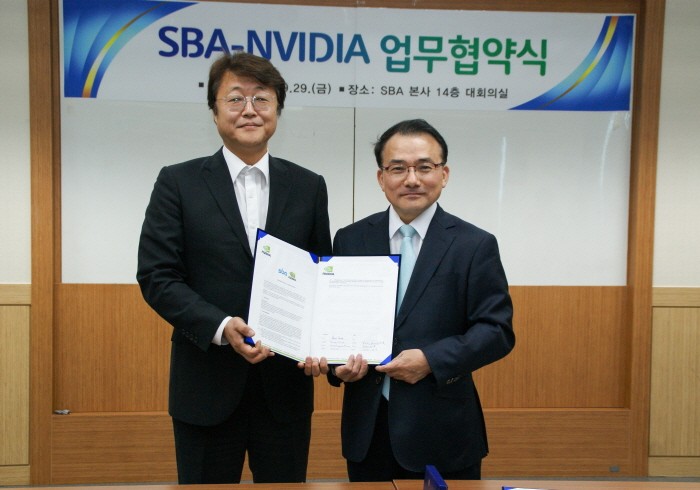 29일 서울산업진흥원(SBA)은 서울 상암동 본사에서 글로벌 AI컴퓨팅기업 엔비디아(nVIDIA)와 '기술혁신 기업육성 및 글로벌 진출지원 협력' 등을 위한 업무협약을 체결했다. (왼쪽부터) 주형철 서울산업진흥원 대표이사와 유응준 엔비디아 코리아 대표가 기념촬영하고 있다. (사진=박동선 기자)