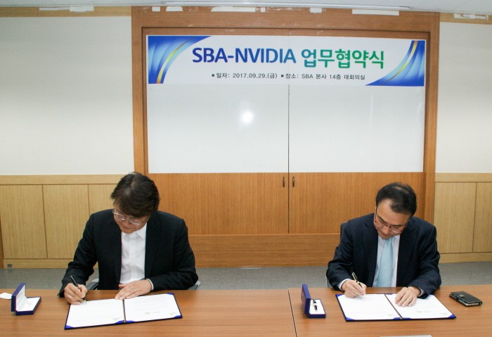 29일 서울산업진흥원(SBA)은 서울 상암동 본사에서 글로벌 AI컴퓨팅기업 엔비디아(nVIDIA)와 '기술혁신 기업육성 및 글로벌 진출지원 협력' 등을 위한 업무협약을 체결했다. (왼쪽부터) 주형철 서울산업진흥원 대표이사와 유응준 엔비디아 코리아 대표가 협약서에 서명을 하고 있다. (사진=박동선 기자)