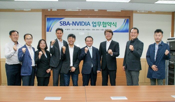 29일 서울산업진흥원(SBA)은 서울 상암동 본사에서 글로벌 AI컴퓨팅기업 엔비디아(nVIDIA)와 '기술혁신 기업육성 및 글로벌 진출지원 협력' 등을 위한 업무협약을 체결했다. (오른쪽에서 3, 4번째) 주형철 서울산업진흥원 대표이사와 유응준 엔비디아 코리아 대표 등과 양사 관계자들이 함께 기념촬영하고 있다. . (사진=박동선 기자)