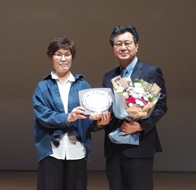 한국한부모연합 전영순 상임 대표(좌)가 경희사이버대학교 윤병국 부총장에게 감사패를 전달하고 있다. 사진=경희사이버대학교. 