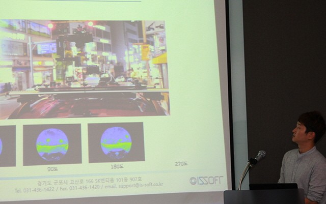 ▲이즈소프트 정동환 연구원이 20일 용산역 ITX 3회의실에서 차량탑재형 고속휘도측정 시스템을 통해 측정하는 과정을 설명하고 있다.(사진=이즈소프트)