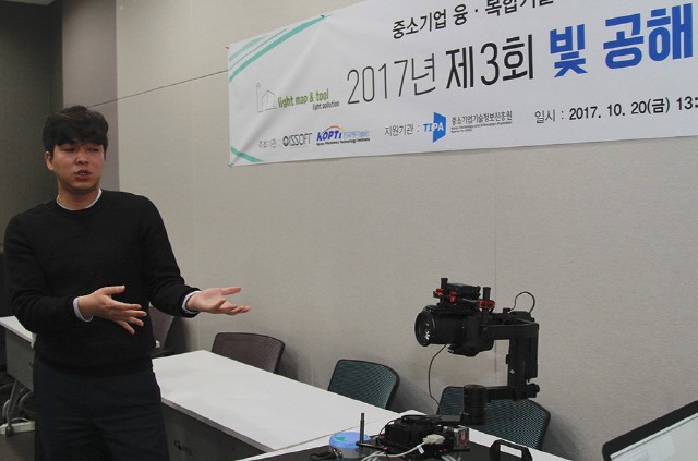 ▲이즈소프트 서영석 책임연구원이 20일 용산역 ITX 3회의실에서 차량탑재형 고속휘도측정 시스템을 시연하고 있다.(사진=이즈소프트)