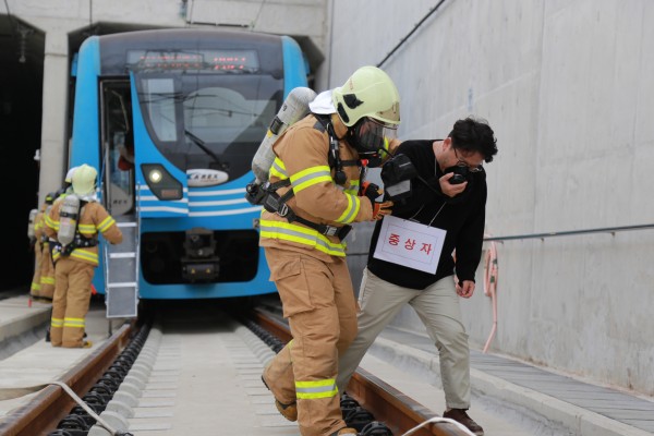 공항철도와 유관기관이 합동으로 신규 개통 예정인 인천공항2터미널역 터널 구간에서 열차 화재사고에 대비한 안전한국훈련을 실시하고 있다.