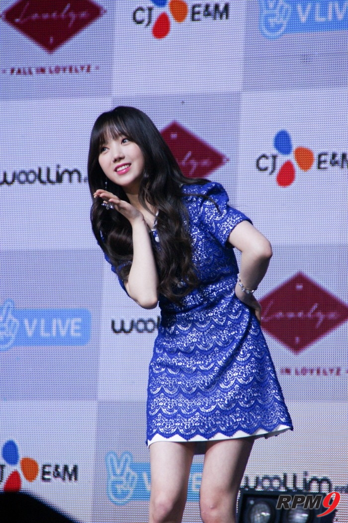 14일 오후 서울 용산구 블루스퀘어 아이마켓홀에서는 그룹 러블리즈(Lovelyz)의 미니 3집 '폴 인 러블리즈(Fall in lovelyz)' 발매기념 쇼케이스가 열렸다. 러블리즈 케이가 포토타임에 응하고 있다. (사진=박동선 기자)