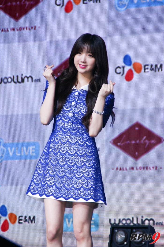 14일 오후 서울 용산구 블루스퀘어 아이마켓홀에서는 그룹 러블리즈(Lovelyz)의 미니 3집 '폴 인 러블리즈(Fall in lovelyz)' 발매기념 쇼케이스가 열렸다. 러블리즈 케이가 포토타임에 응하고 있다. (사진=박동선 기자)