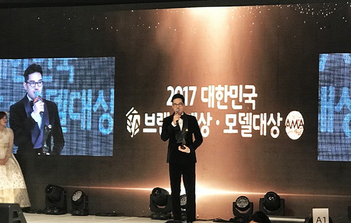 모델 겸 방송인 이시우가 지난 20일 서울 서초구 한강 세빛둥둥섬에서 열린 '2017대한민국브랜드대상-대한민국모델대상'에서 최우수 모델상의 영예를 안았다. 이시우가 수상소감을 밝히고 있다. (사진=사단법인 아시아모델협회 제공)