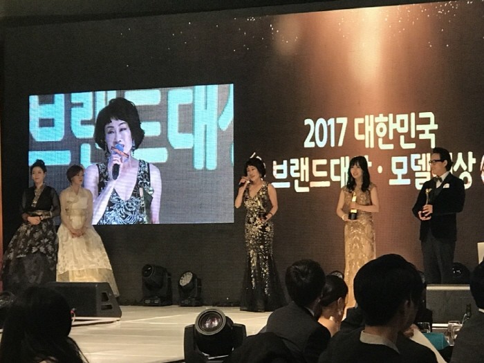 시니어모델 박연숙이 지난 20일 서울 서초구 한강 세빛둥둥섬에서 열린 '2017 대한민국브랜드대상-대한민국모델대상'에서 시니어모델부문 신인상을 수상했다. 모델 박연숙이 수상소감을 밝히고 있다. (사진=사단법인 아시아모델협회 제공)