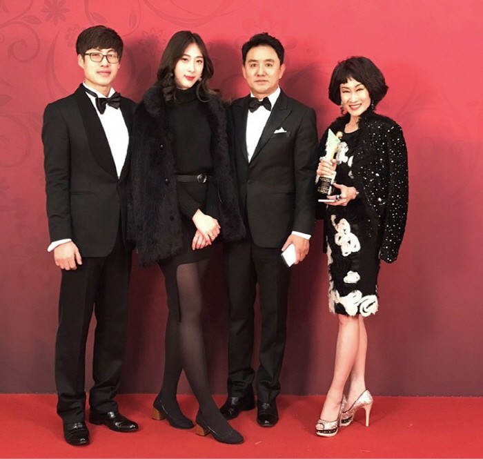 시니어모델 박연숙이 지난 20일 서울 서초구 한강 세빛둥둥섬에서 열린 '2017 대한민국브랜드대상-대한민국모델대상'에서 시니어모델부문 신인상을 수상했다. 모델 박연숙(오른쪽 첫 번째)이 조우상 회장(오른쪽 두 번째)·서기환 이사(왼쪽 첫번째) 등 사단법인 아시아모델협회 임원들과 함께 기념촬영하고 있다. (사진=사단법인 아시아모델협회 제공)