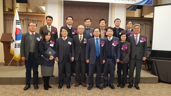 사단법인 한국IT전문가협회 측은 지난 30일 오후 6시 서울 중구 프레스센터 20층에서 '2018년 정기총회 및 신년인사회'를 개최하고, 송관호 현임회장의 재선임을 알렸다. (사진=한국IT전문가협회 제공)