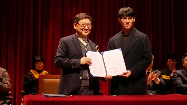 2일 서강대학교 MTEC(구 게임교육원)과 콩두컴퍼니 측은 서울 마포구 서강대학교 이냐시오관 강당에서 'e스포츠 전문가 교육과정 개설을 위한 MOU' 체결식을 가졌다.  (왼쪽부터) 조학균 서강대 MTEC 원장과 서경종 콩두컴퍼니 대표가 기념촬영하고 있다. (사진=콩두컴퍼니 제공)