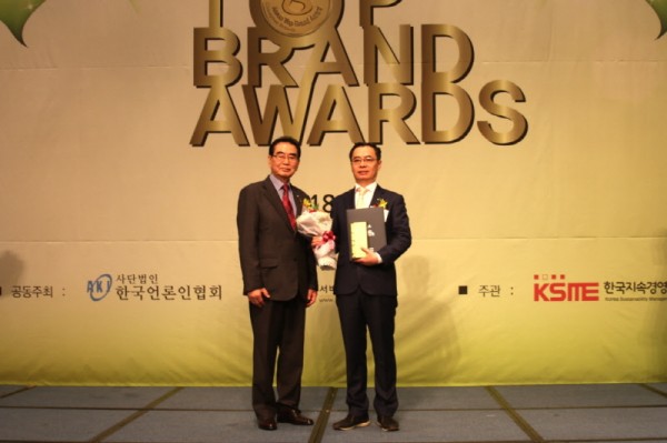 서울디지털대학교 김철주 대외협력처장(우)이 ‘2018 Korea Top Brand Awards’를 수상했다. 사진=서울디지털대학교. 