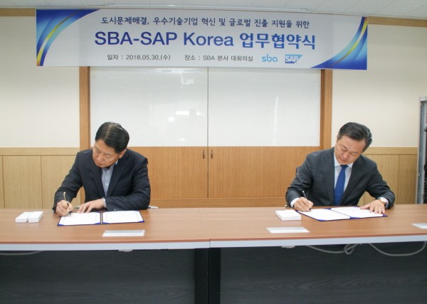 서울산업진흥원(SBA)은 30일 오전 서울 상암동 본사에서 기업용SW기업 SAP코리아와 '우수기술기업 혁신 및 글로벌 진출지원, 도시문제해결을 위한 업무협약'을 체결했다. (왼쪽부터) 임학목 SBA기업성장본부장과 윤상일 SAP코리아 공공본부장이 협약서에 서명하고 있다. (사진=박동선 기자)