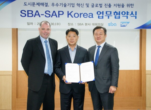 서울산업진흥원(SBA)은 30일 오전 서울 상암동 본사에서 기업용SW기업 SAP코리아와 '우수기술기업 혁신 및 글로벌 진출지원, 도시문제해결을 위한 업무협약'을 체결했다. 임학목 SBA기업성장본부장(오른쪽 두번째)과 윤상일 SAP코리아 공공본부장(오른쪽 첫 번째) 등이 기념촬영하고 있다. (사진=박동선 기자)