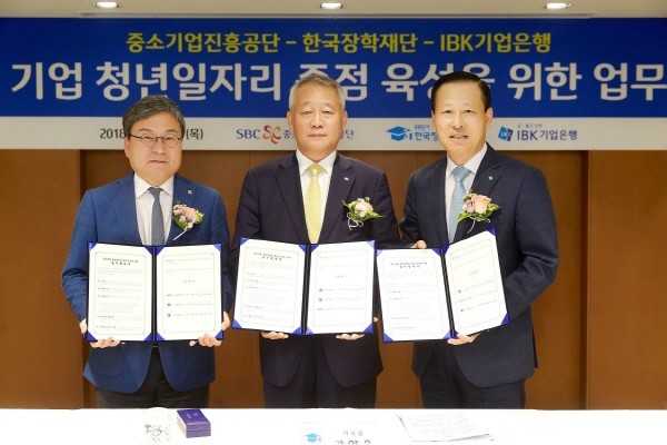 5.31(목), 한국장학재단 안양옥 이사장(가운데), 이상직 중소기업진흥공단 이사장(왼쪽), 김도진 기업은행 은행장이 업무협약을 체결하고 기념촬영을 하고 있다.