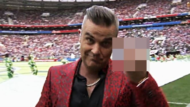 사진=로비 윌리엄스가 '2018 러시아 월드컵' 개막식 공연 도중 손가락 욕을 해 파문을 일으켰다.