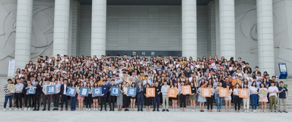 수여식에 참석한 제22기 해외 교환장학생들이 백범김구기념관에서 단체사진을 찍고 있다. 사진=미래에셋박현주재단. 