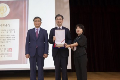 한국식품과학회 황재관 회장(좌), 건국대학교 백현동 교수(중), 오뚜기 중앙연구소 김현위 소장(우)가 기념 사진을 촬영하고 있다. 사진=오뚜기재단. 