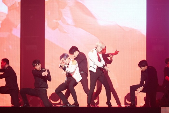 30일 오후 서울 송파구 잠실실내체육관에서는 세븐틴 단독콘서트 '2018 SEVENTEEN CONCERT-IDEAL CUT IN SEOUL' 3일차 공연이 열렸다. 멤버 우지-호시의 공연모습. (사진=플레디스 엔터테인먼트 제공)
