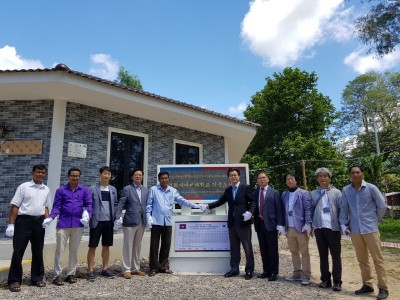 경희사이버대학교는 지난 6월 29일 캄보디아 씨엠립 인근 뜩틀라 초등학교에서 도서관 준공식 및 기증식을 진행했다. 사진=경희사이버대학교.  