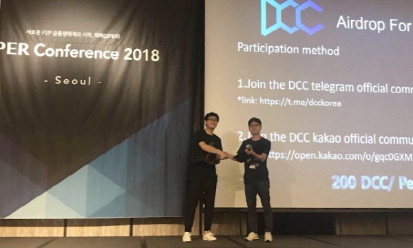 DCC Stewie Zhu 대표와 지퍼(ZPER) 김준범 대표가 협약을 체결하고 악수를 하고 있다.