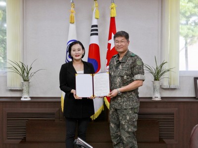 경희사이버대학교 김혜영 부총장(좌)와 제28보병사단 강건작 사단장(우)가 기념 사진을 촬영하고 있다. 사진=경희사이버대학교. 