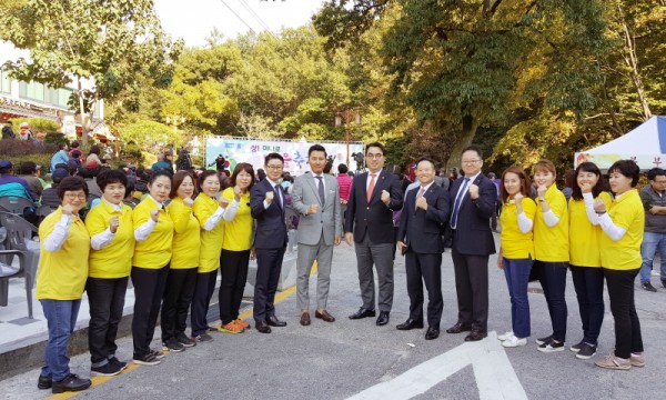 보람상조, 제4회 ‘상1하나로 축제’ 후원금 전달식. 좌측 일곱번째부터 보람상조개발 정한근 단장, 보람상조 이창우 마케팅총괄 이사, 보람상조 오준오 대표이사, 보람그룹 임태훈 사목, 보람그룹 정지호 사목, 보람상조개발 봉사단. 사진=보람상조.