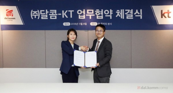달콤커피 지성원 대표(우)와 KT 김채희 AI사업단장 상무가 기념 사진을 촬영하고 있다. 사진=달콤커피.