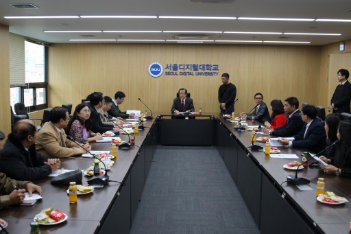 서울디지털대학교 김재홍 총장(가운데)와 트남 국립경찰대학 관계자 30여명이 질의 응답을 하고 있다. 사진=서울디지털대학교. 