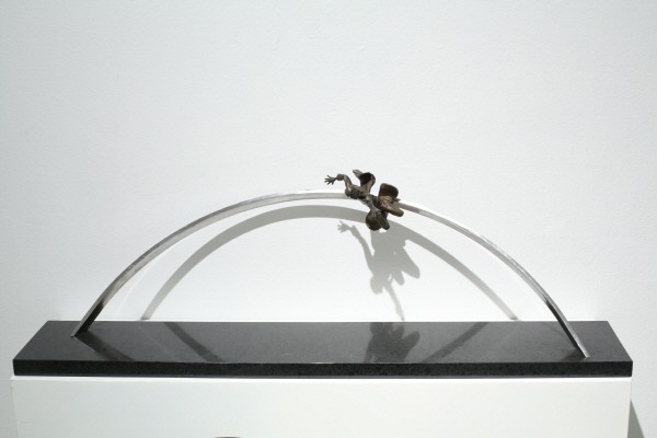 ‘지나간 세기를 위한 기념비1, 브론즈, 스테인리스 스틸, 110×20×30cm, 2001’. 사진=교보문고 교보아트스페이스 제공