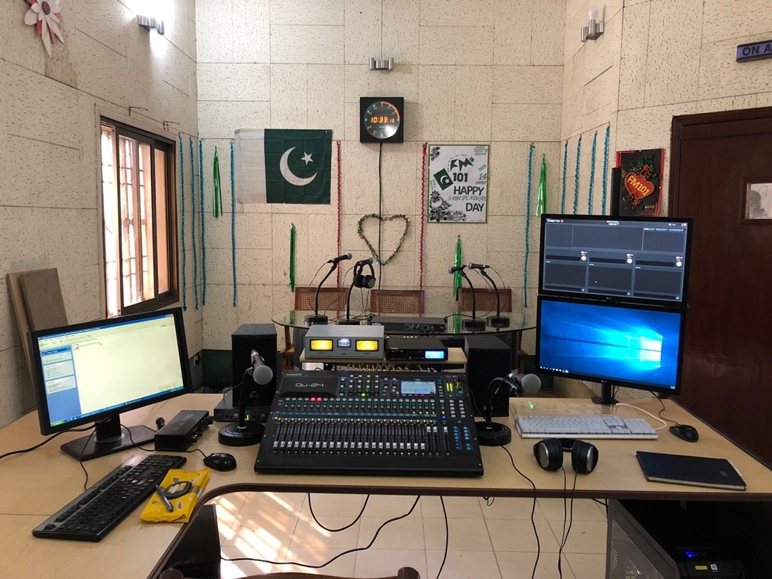 라디오 파키스탄 물탄 FM 조정실에 설치된 제머나이소프트 이모션 솔루션