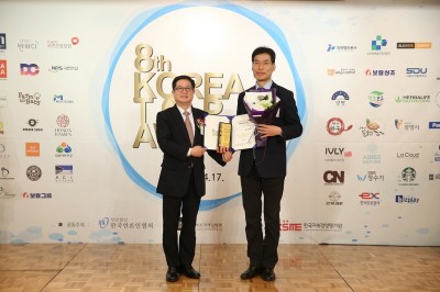 서울디지털대학교 홍필기 입학처장(오른쪽)이 ‘2019 Korea Top Awards’에서 8년 연속 사이버대학 부문 대상을 수상 후 기념촬영을 하고 있다. 사진=서울디지털대학교. 